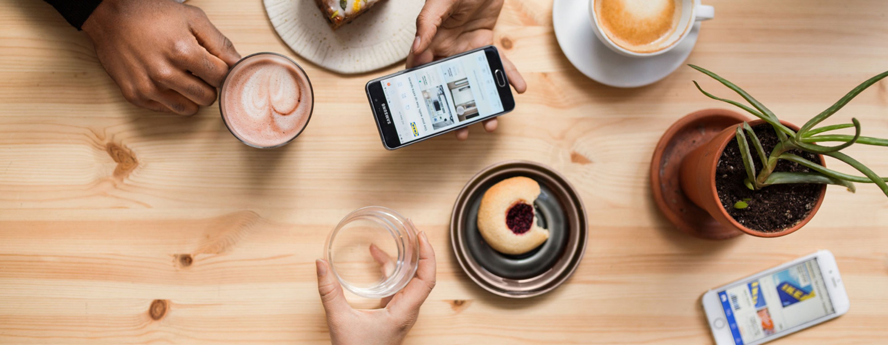 Peoples having a fika and scrolling on a mobile phone